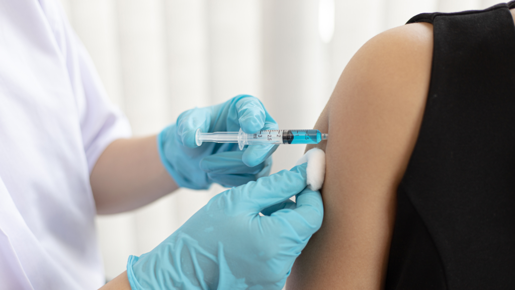 le medecin fait une piqures