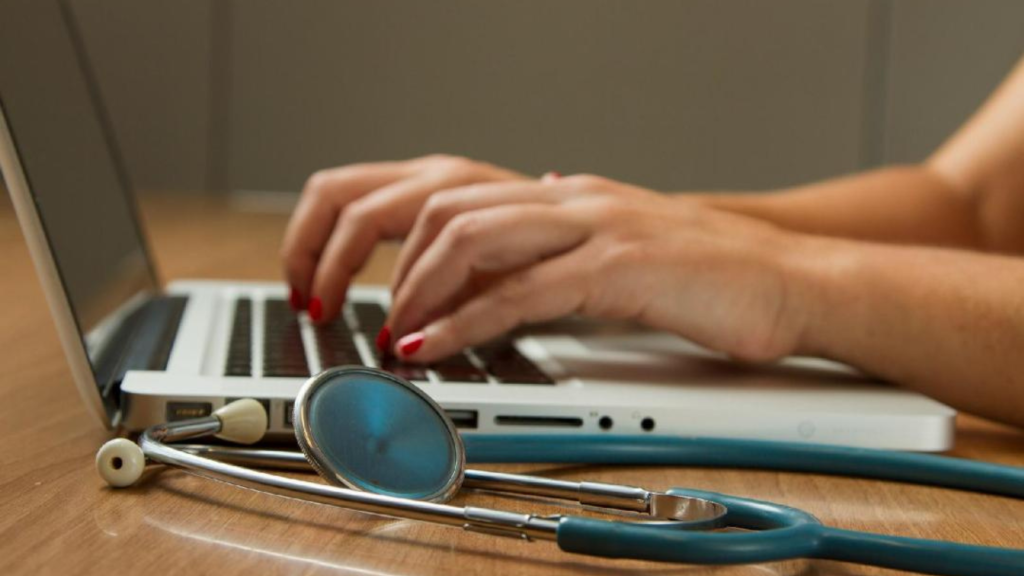 FORMATION DIPLOMANTE SECRETAIRE MEDICALE
